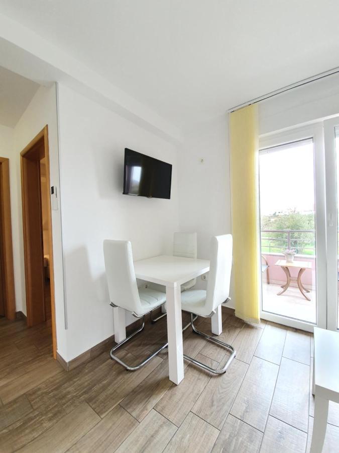 Apartments Karla Бибинє Екстер'єр фото